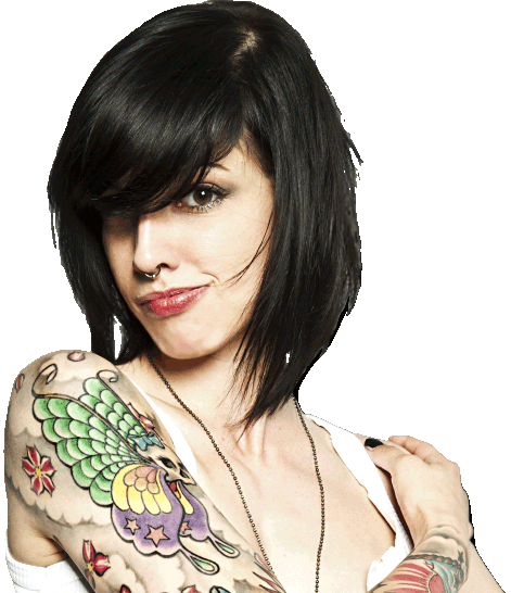 Moça tatuada e com piercing, referenciando uma designer