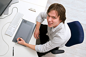 designer usando uma tablet gráfica no PC